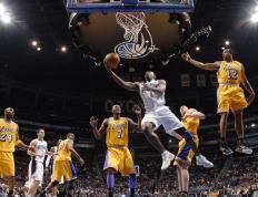 库里与40激战法国队分钟，表现优异胜负难料！，哈登焦点对战赛场气氛高涨